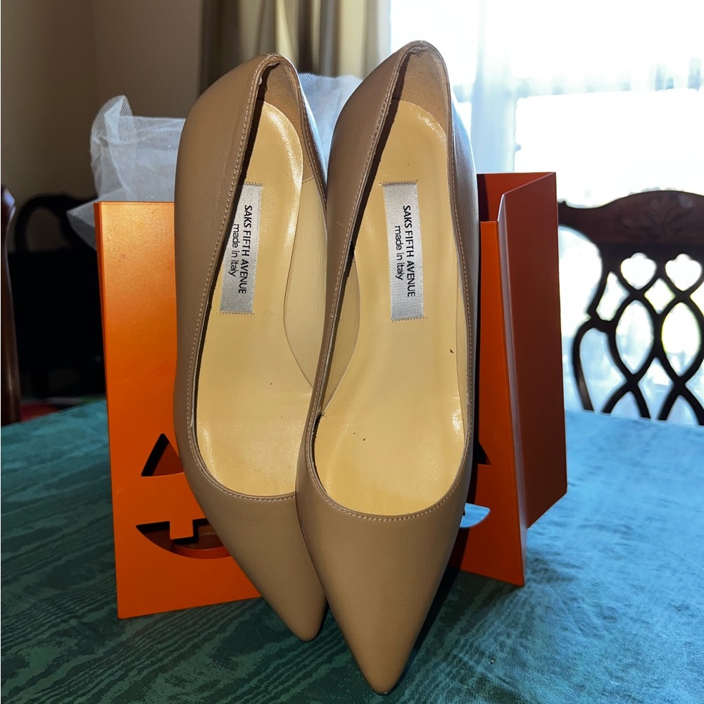 Saks Fifth Avenue Women’s Shoes, Size 6